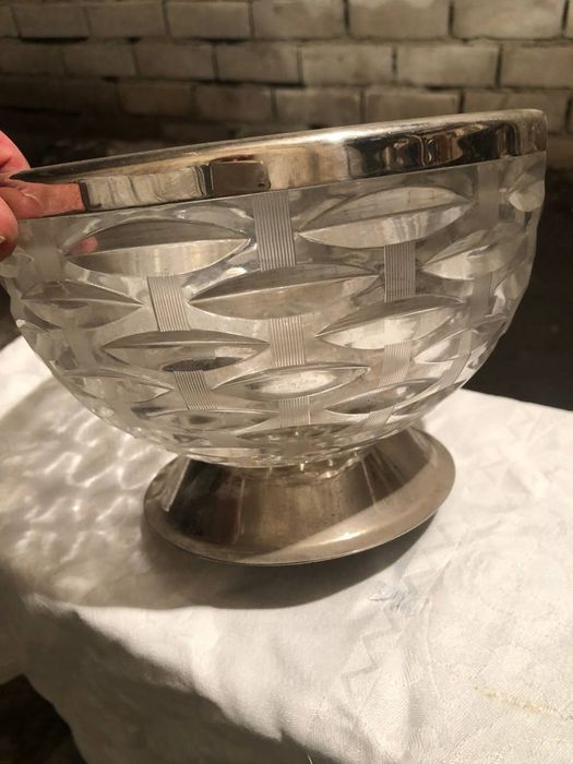 Продаю хрустальную вазу с металлическим ободком