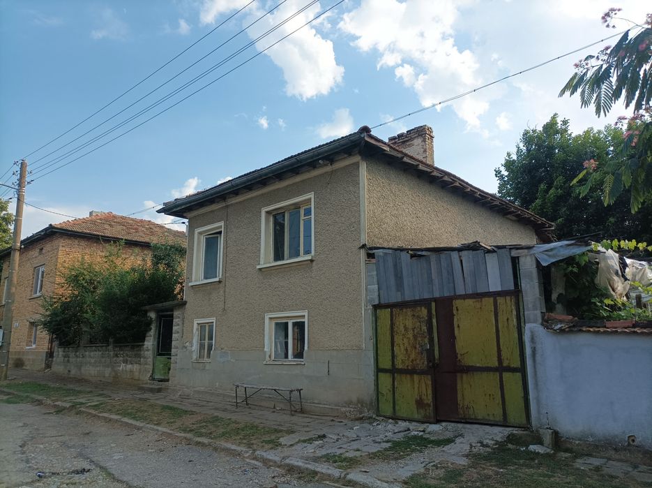 ПРОДАВАМ тухлена къща