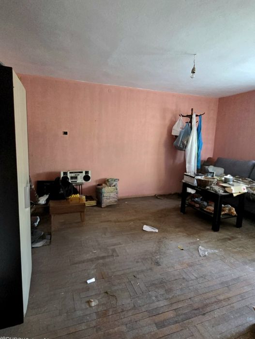 Масивна триетажна къща с.Горна Гращица