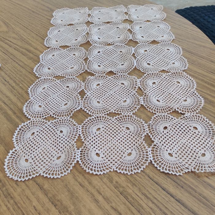 Карета за маси  двата бр са с телесен цвят а другото е бяло