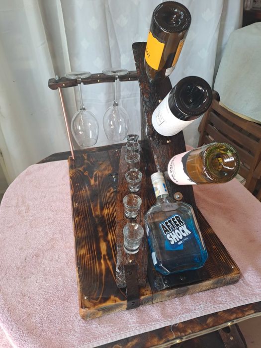 Продава се стойка за вино