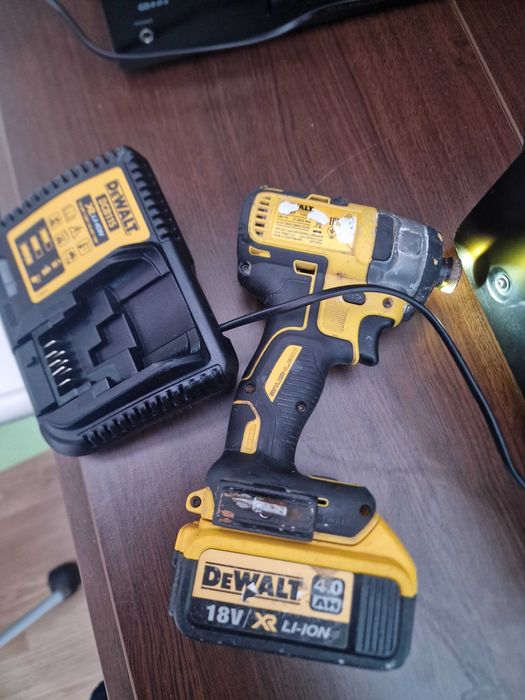 Filetanta IMPACT DEWALT 18V Li-ION cu baterie de 4AH si incarcator cor