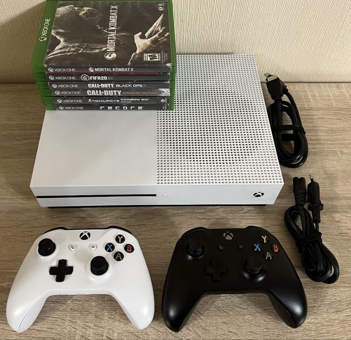 XBOX One S + 2 джойстика + 6 игр