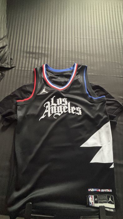 Vand un haul de haine noi pe care nu le am purtat niciodata