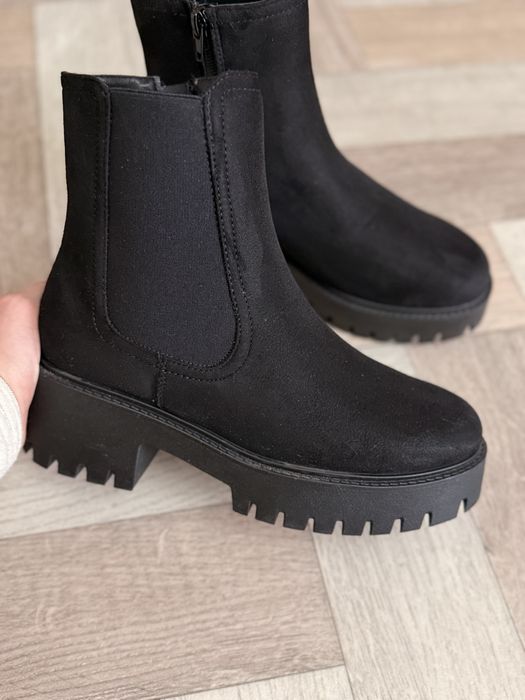 Продам женские ботинки