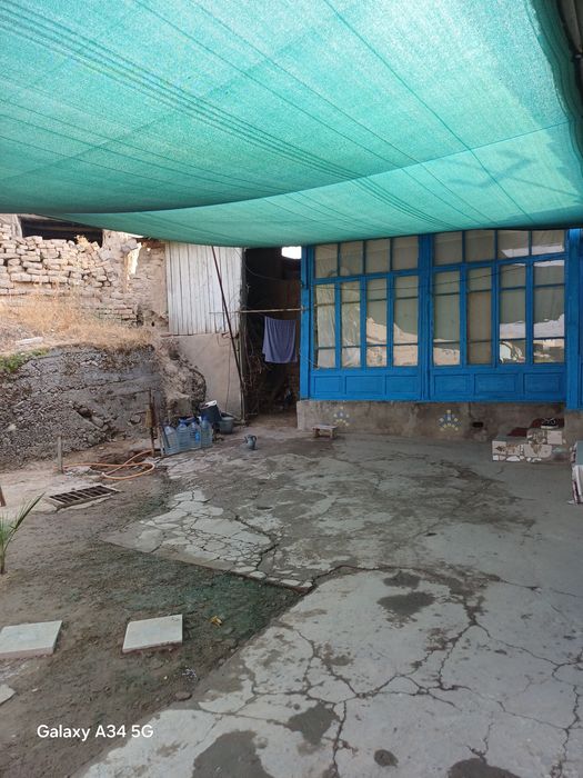 Нурафшон шахар катта бозор енида уй сотилади