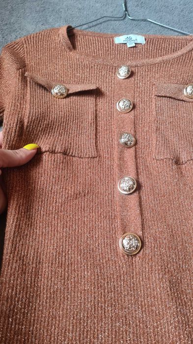 Рокличка с дълъг ръкав. Подходяща за пролетта и есента.