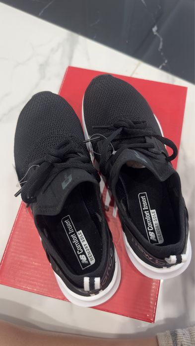 Продам новые кроссовки