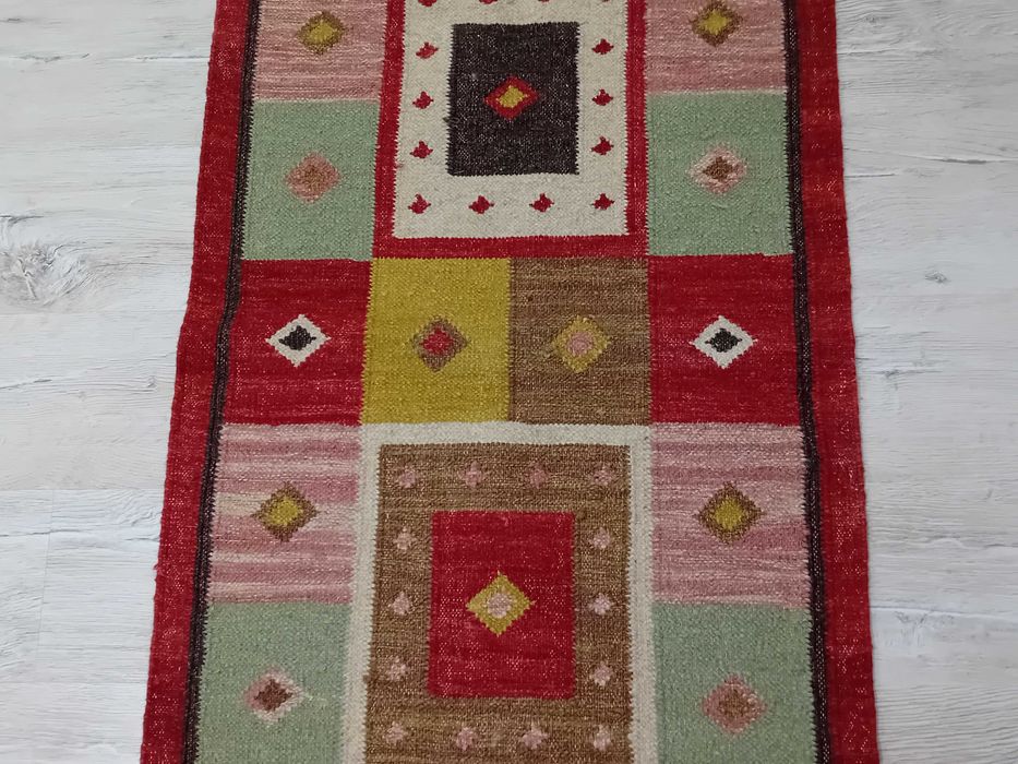 Covor țărănesc cu model şi franjuri lucrat manual, din lână și iută