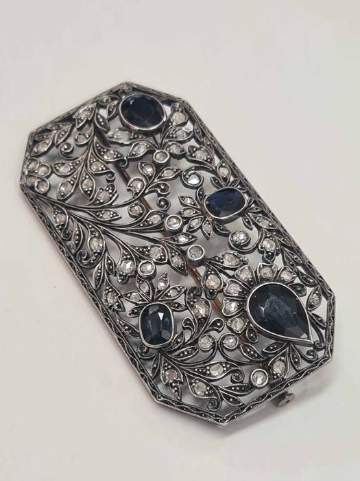 Brosa din aur galben 18k si argint, cu diamante naturale si safire