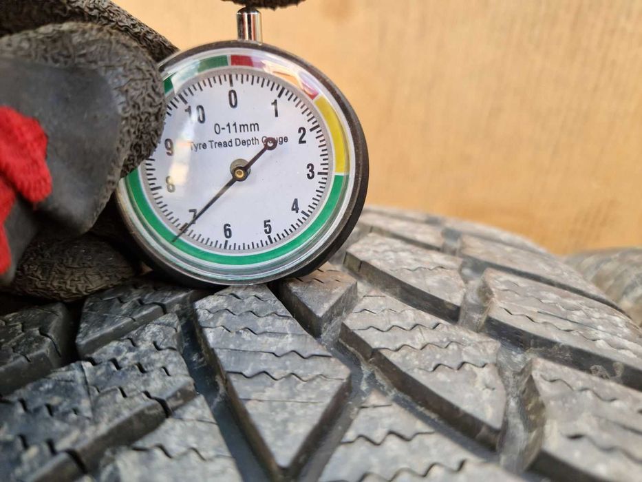2 Bridgestone R18 235/60 Зимни гуми  DOT2720