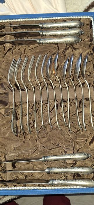 Vând tacamuri argint