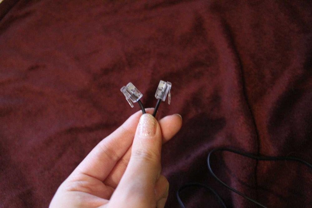 Провод для стационарного телефона.