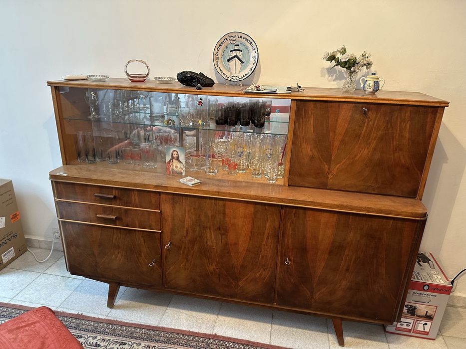 Дървен ретро бюфет