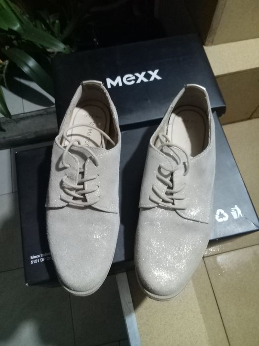 Много удобни спортни обувки