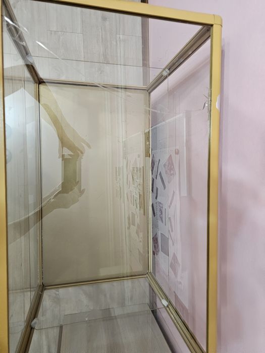 Продам стеклянную витрину