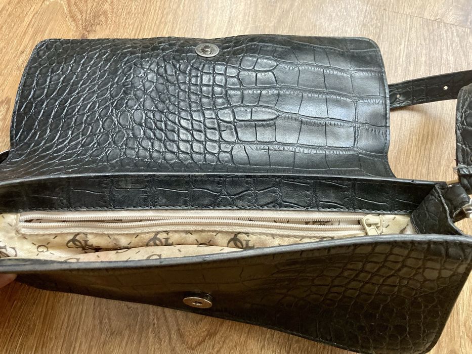 Оригинална кожена чанта Guess