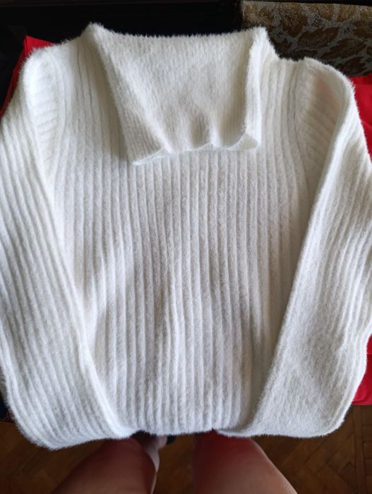 Свитер белый женский