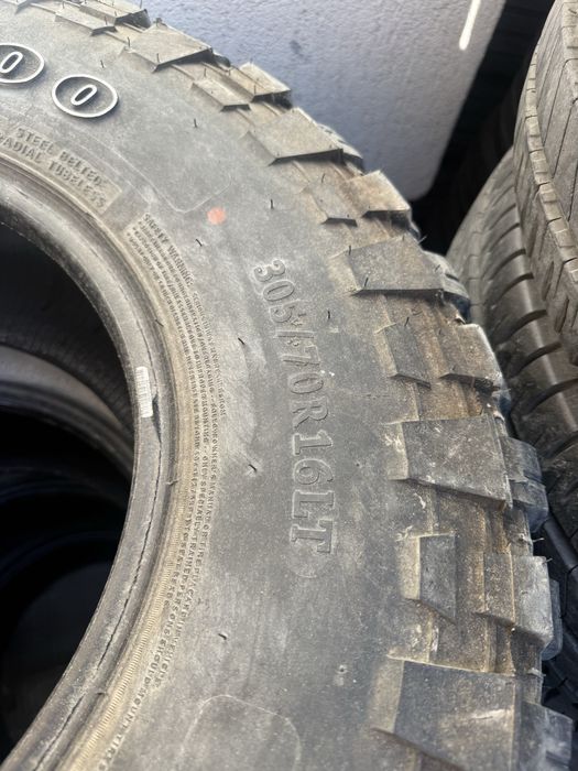 Гуми 305/70/16.