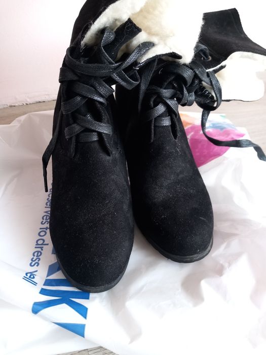 Велурени боти на ток