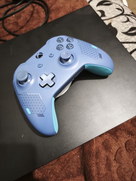 Vând xbox one x + 9 jocuri