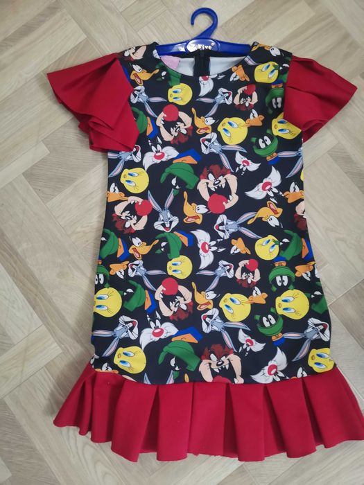 Продам платья ( 4 штуки) разные