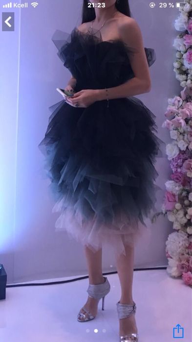 Платье очень красивое.