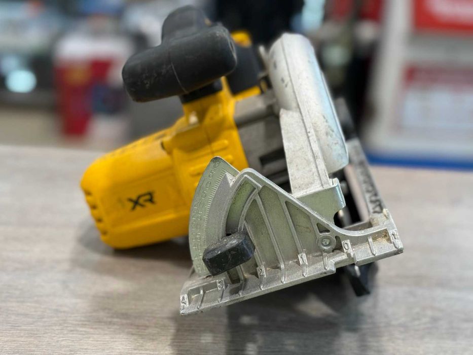 Акумулаторен ръчен циркуляр DeWALT DCS391