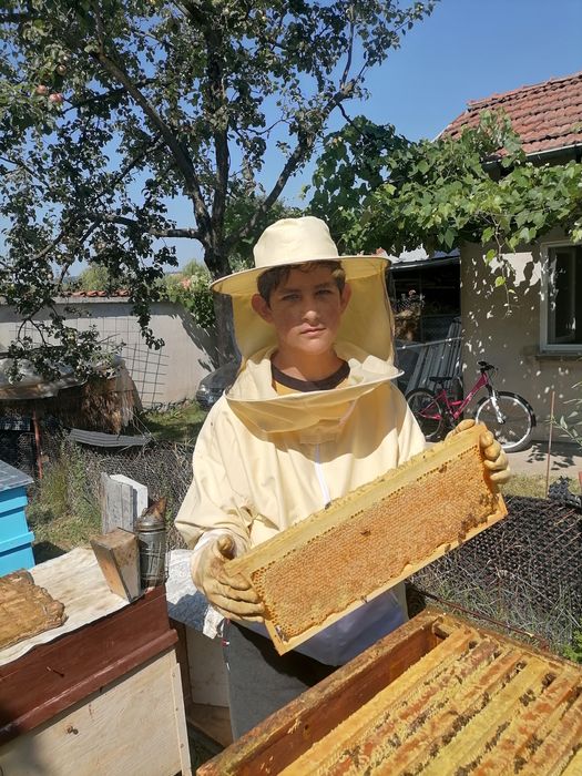 Продавам пчелен мед букет