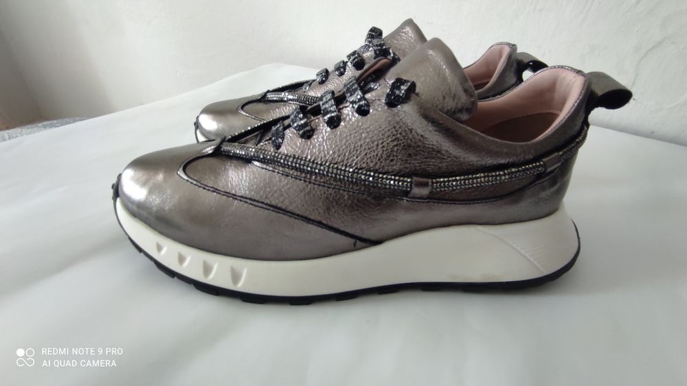 Кроссовки НОВЫЕ  отдам дешево