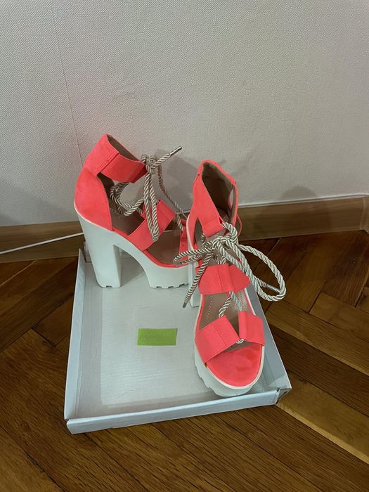 Неоново розови високи платформи