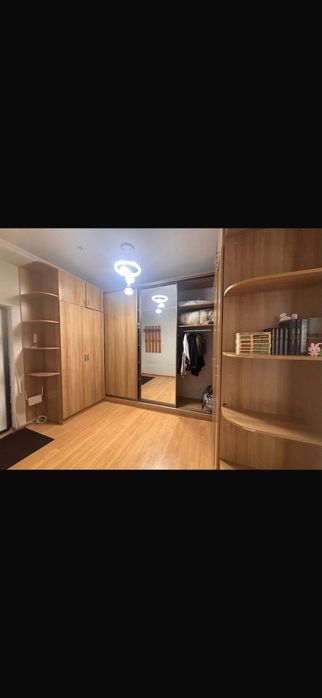 Продаю шкаф который стоит посередине