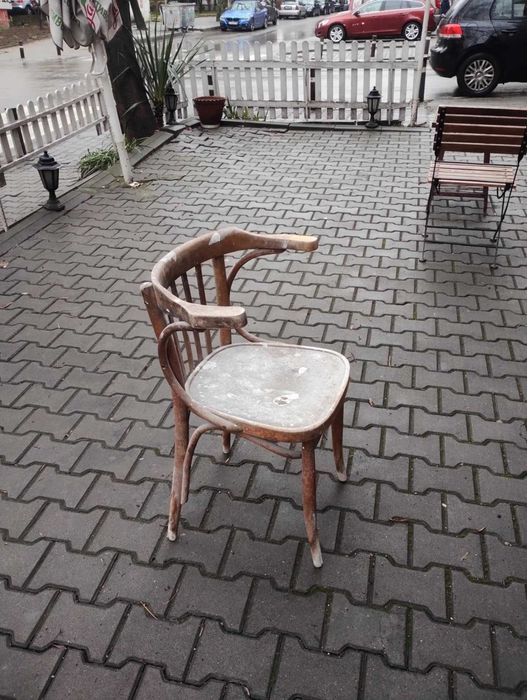 два стари виенски стола