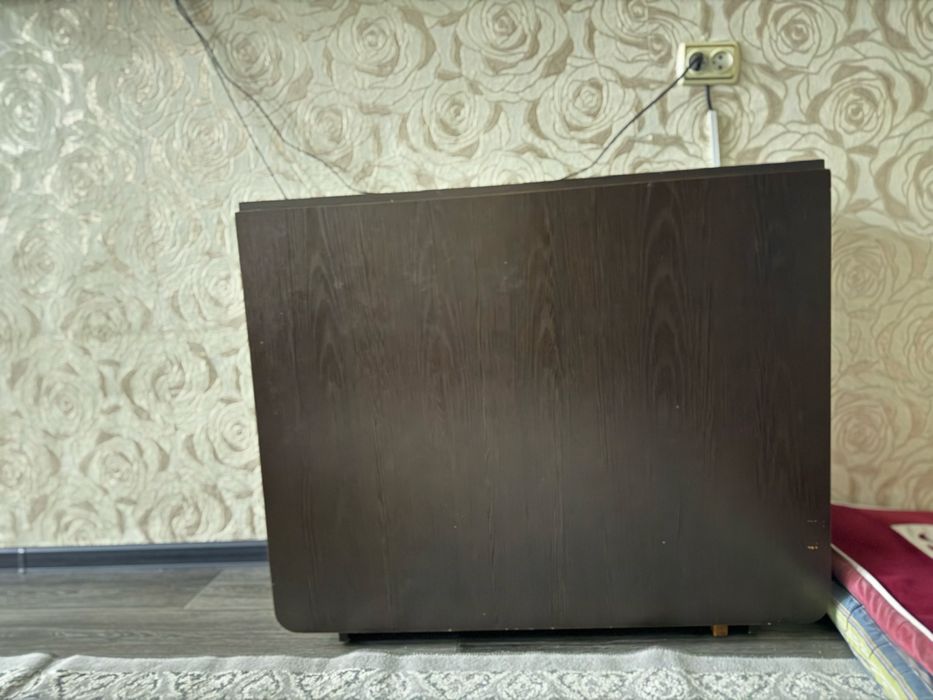 Поодам стол +книжный стол