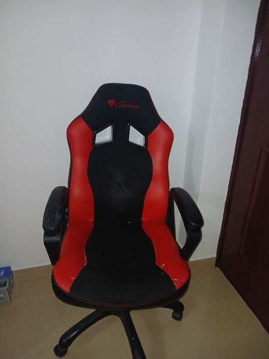 Vand scaun genesis rosu cu negru folosit mult