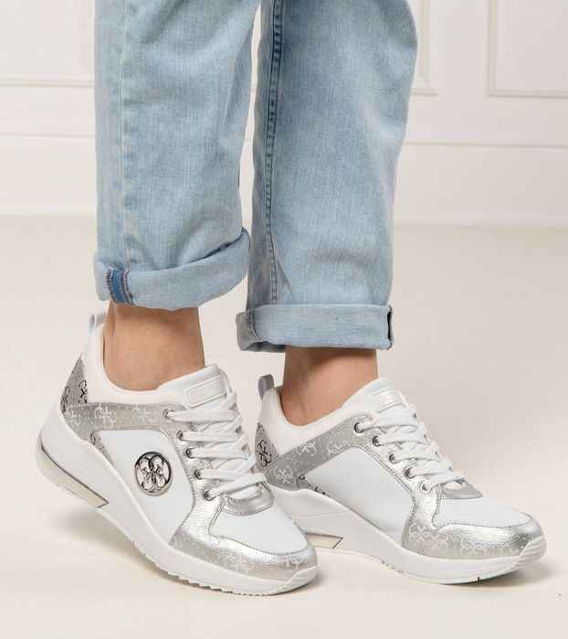 Сникърси guess в бял цвят