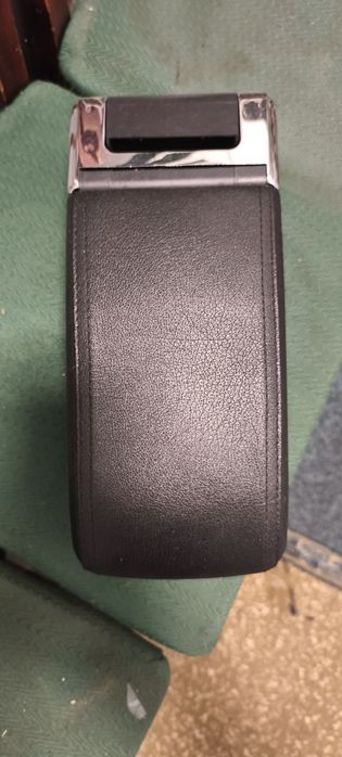 Vând cotieră auto cu usb