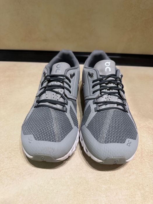 On Cloud 5 running sneakers.