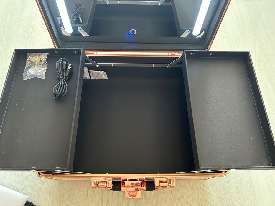 Trusă machiaj profesională Farmasi cu oglindă, iluminare LED și USB