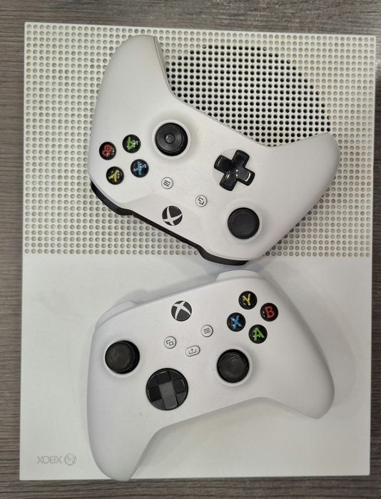 Hope Amanet P4-Consola Xbox One S 1Tb 2 Manete
