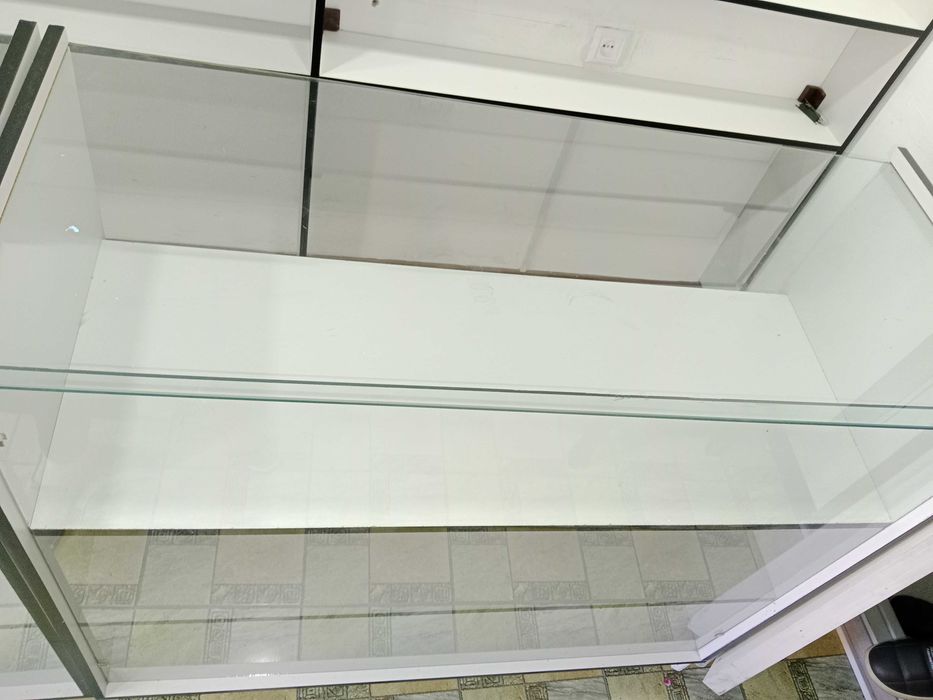 Продаются полки со стеклянными стеллажами для магазина