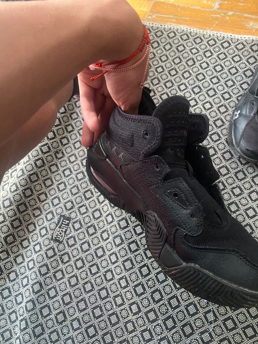 Vând adidași jordan