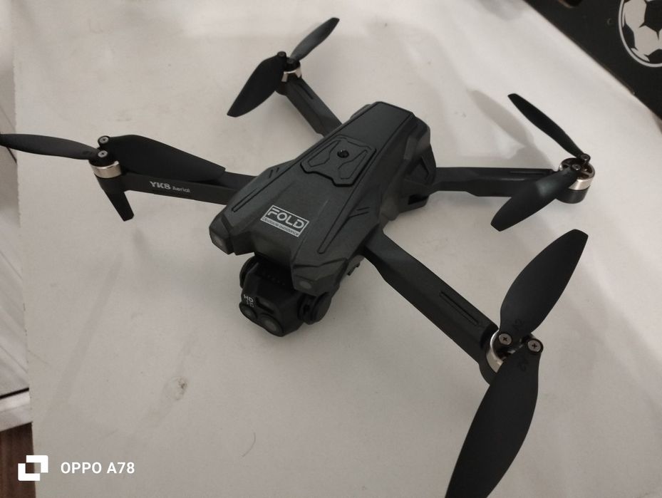 Дрон темно-серого цвета