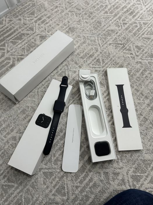 Apple watch-AirPods