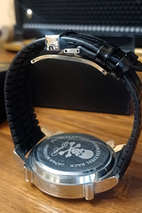 Наручные кварцевые часы бренда Ed Hardi