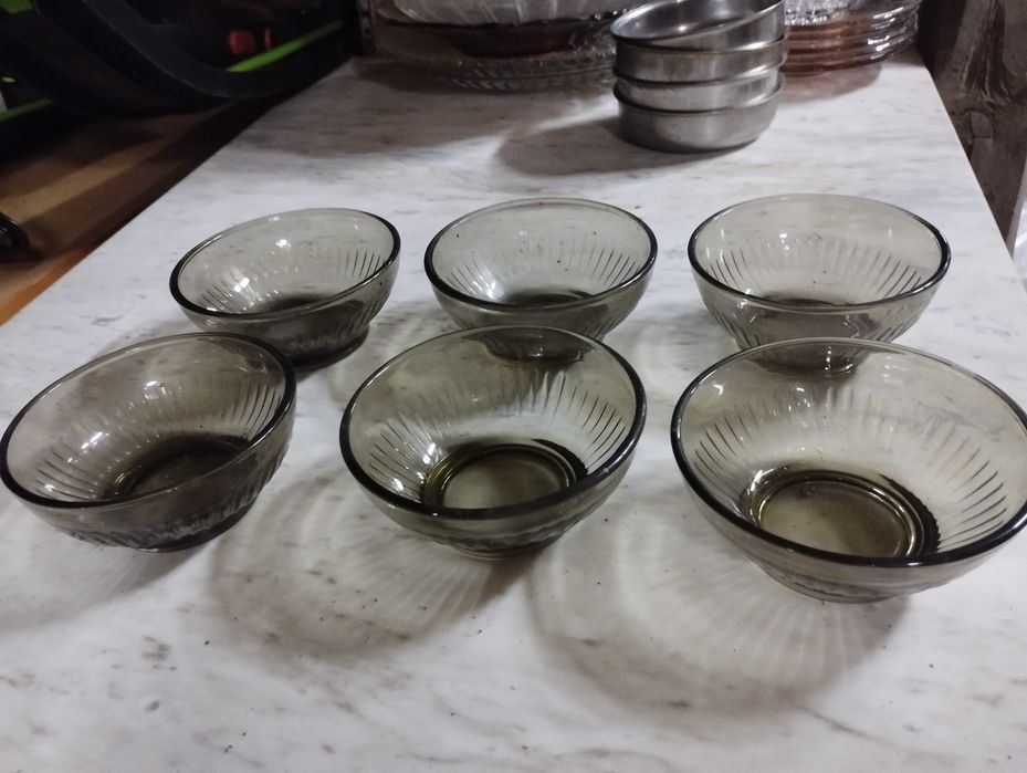 Стъклени чинии и купи