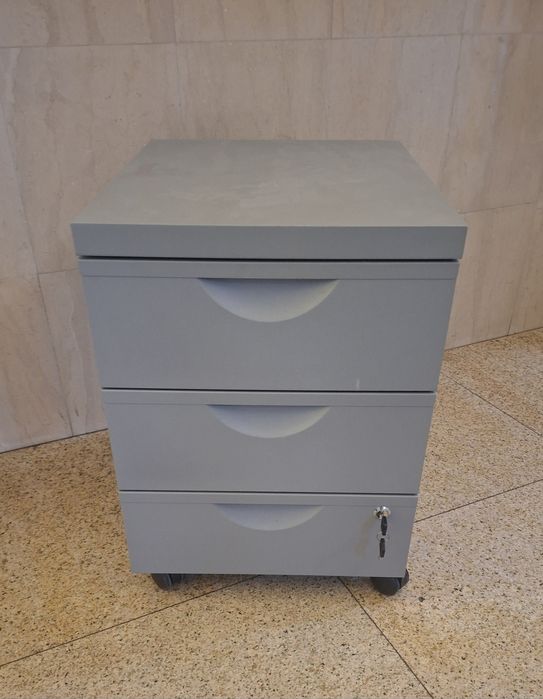 Dulap metalic cu 3 sertare si cheie 200lei