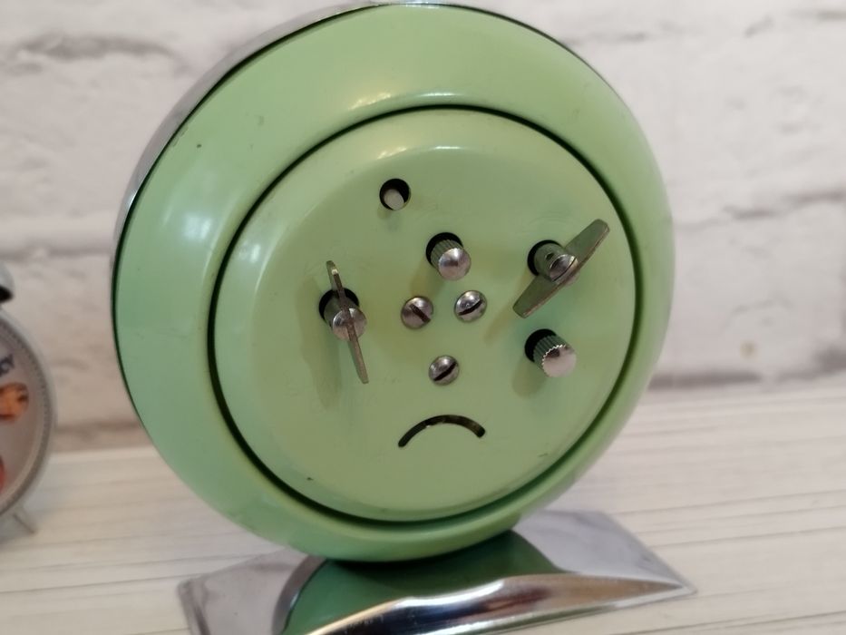 Ceasul copilăriei Găinușa cu puii care ciuguleste