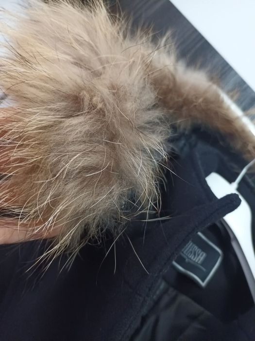 Красиво черно палтенце със сваляща се качулкахи естествен косъм