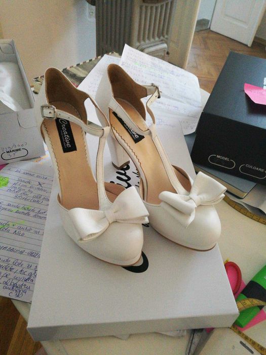 Sandale albe marimea 36